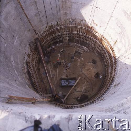 Sierpień 1988, Warszawa, Polska.
Budowa tunelu I linii metra metodą tarczową.
Fot. Edward Grochowicz, zbiory Ośrodka KARTA