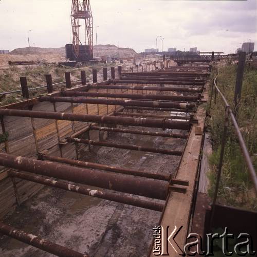 Sierpień 1988, Warszawa, Polska.
Budowa tunelu I linii metra metodą odkrywkową wzdłuż al. Komisji Edukacji Narodowej.
Fot. Edward Grochowicz, zbiory Ośrodka KARTA