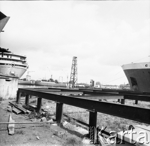 Około 1966, Gdańsk, Polska.
Stocznia Gdańska (od 15.04.1967 Stocznia Gdańska im. Lenina). Zabudowania na terenie stoczni, po lewej stronie zacumowany statek 