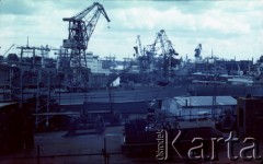 Około 1966, Gdańsk, Polska.
Stocznia Gdańska (od 15.04.1967 Stocznia Gdańska im. Lenina). Budowa statku na jednej ze stoczniowych pochylni. Na dalszym planie widoczny statek 
