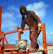 Między 1970 a 1975, Gdańsk, Polska.
Budowa Portu Północnego. Na zdjęciu robotnik maluje stalową konstrukcję.
Fot. Edward Grochowicz, zbiory Ośrodka KARTA.