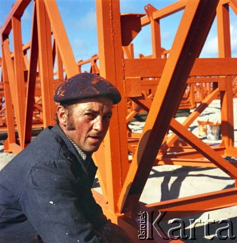 Między 1970 a 1975, Gdańsk, Polska.
Budowa Portu Północnego. Na zdjęciu robotnik maluje stalową konstrukcję.
Fot. Edward Grochowicz, zbiory Ośrodka KARTA.