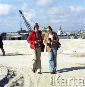 Między 1970 a 1975, Gdańsk, Polska.
Budowa Portu Północnego. Fotograf i dziennikarka.
Fot. Edward Grochowicz, zbiory Ośrodka KARTA.