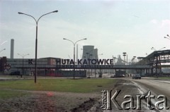 1985, Dąbrowa Górnicza, Polska.  
Brama główna kombinatu metalurgicznego „Huta Katowice”.  
Fot. Edward Grochowicz, zbiory Ośrodka KARTA.