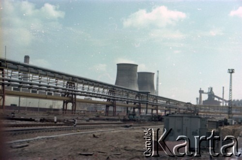 1985, Dąbrowa Górnicza, Polska. 
Teren kombinatu metalurgicznego „Huta Katowice”. Widoczne kominy należącej do kompleksu elektrociepłowni oraz, po prawej stronie, jeden z hutnicznich pieców.
Fot. Edward Grochowicz, zbiory Ośrodka KARTA.