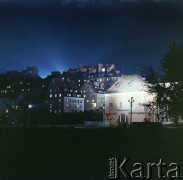 Lata 60., Warszawa, Polska.
Panorama Starego Miasta o zmroku.
Fot. Edward Grochowicz, zbiory Ośrodka KARTA