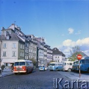 1974, Warszawa, Polska.
Plac Zamkowy, przystanek autobusowy.
Fot. Edward Grochowicz, zbiory Ośrodka KARTA