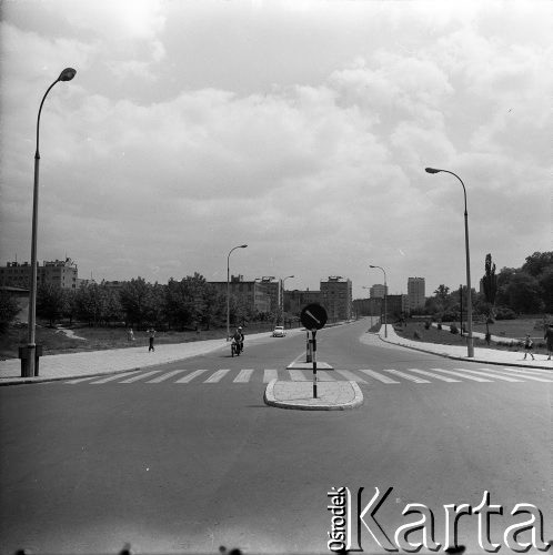 Lata 60., Warszawa, Polska.
Ulica.
Fot. Edward Grochowicz, zbiory Ośrodka KARTA