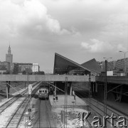 Lata 60., Warszawa, Polska.
Przystanek PKP Warszawa Ochota przy placu Zawiszy.
Fot. Edward Grochowicz, zbiory Ośrodka KARTA