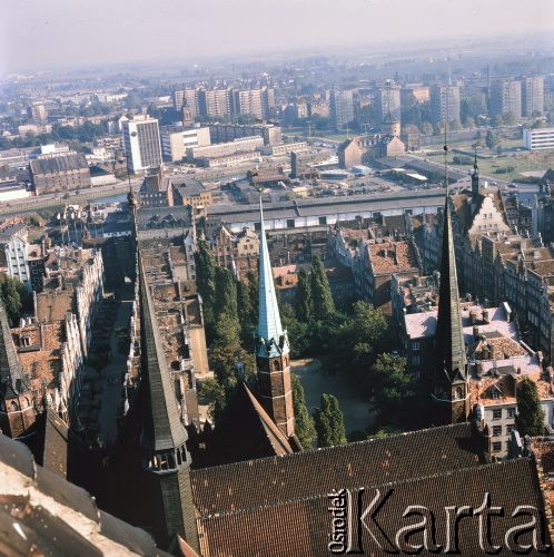 Lata 80., Gdańsk, Polska.
Panorama Starego Miasta z wieży Bazyliki konkatedralnej Wniebowzięcia Najświętszej Maryi Panny.
Fot. Edward Grochowicz, zbiory Ośrodka KARTA