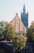 Lata 80., Gdańsk, Polska.
Wielki Młyn, za nim wieża kościoła św. Katarzyny, z lewej Kanał Raduni.
Fot. Edward Grochowicz, zbiory Ośrodka KARTA