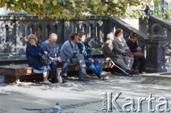 1995, Gdańsk, Polska.
Spacerowicze na jednej z uliczek gdańskiej Starówki.
Fot. Edward Grochowicz, zbiory Ośrodka KARTA