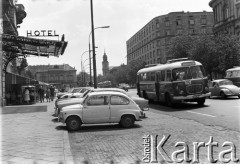 1969, Warszawa, Polska.
Ulica Krakowskie Przedmieście, na zdjęciu z lewej wejście do Hotelu Bristol.
Fot. Edward Grochowicz, zbiory Ośrodka KARTA