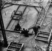 1965, Warszawa, Polska.
Budowa Ściany Wschodniej, na zdjęciu robotnicy przy pracy.
Fot. Edward Grochowicz, zbiory Ośrodka KARTA