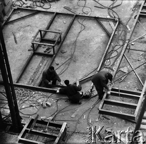 1965, Warszawa, Polska.
Budowa Ściany Wschodniej, na zdjęciu robotnicy przy pracy.
Fot. Edward Grochowicz, zbiory Ośrodka KARTA