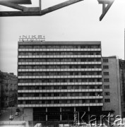 1965, Warszawa, Polska.
Budynek przy ulicy Zgoda, księgarnia Nike.
Fot. Edward Grochowicz, zbiory Ośrodka KARTA