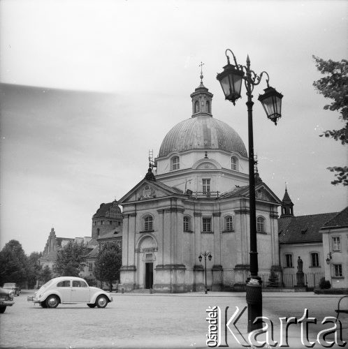 Lata 60., Warszawa, Polska.
Kościół św. Kazimierza na Rynku Nowego Miasta. Widoczny biały Volkswagen 