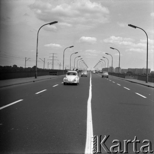 Lata 60., Warszawa, Polska.
Most Gdański, widok na stronę praską. Widoczny biały Volkswagen 