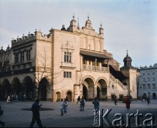 Lata 80., Kraków, Polska.
Sukiennice na Rynku Głównym.
Fot. Edward Grochowicz, zbiory Ośrodka KARTA