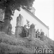 Lata 60., Polska.
Kobiety na kamiennych schodach przed kościołem.
Fot. Edward Grochowicz, zbiory Ośrodka KARTA