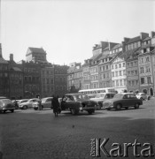 Lata 60., Warszawa, Polska.
Samochody na Starówce.
Fot. Edward Grochowicz, zbiory Ośrodka KARTA