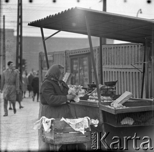 Lata 60., Polska.
Kobieta przy ulicznym straganie z ziemniakami.
Fot. Edward Grochowicz, zbiory Ośrodka KARTA