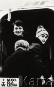 11.12.1983, Oslo, Norwegia.
Wręczenie Pokojowej Nagrody Nobla dla Lecha Wałęsy. Nagrodę odebrała Danuta Wałęsowa i syn. Na zdjęciu wsiadają do samolotu.
 Fot. NN, zbiory Ośrodka KARTA

