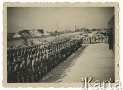 1942-1943, Hajfa, Palestyna.
Angielski generał wizytuje 3. Junacką Szkołę Mechaniczną.
Fot. NN, zbiory Ośrodka KARTA, udostępnił Leopold Kuc
