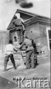 12.07.1904, Jakuck, Cesarstwo Rosyjskie.
Zesłańcy pracujący przy wyrobie szkła matowego metodą 