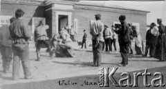 12.07.1904, Jakuck, Cesarstwo Rosyjskie.
Grupa zesłańców przed domem, podpis: 