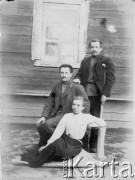 28.05.1904, Jakuck, Cesarstwo Rosyjskie.
Zesłańcy przed domem, o kuli stoi Kościuszko, na krześle siedzi Hackielewicz (Haskielewicz) [obydwaj byli ranni podczas 