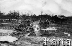 1918-1939, Żółkiew, woj. lwowskie, Polska.
Katastrofa samolotu typu Potez 15.
Fot. NN, zbiory Ośrodka KARTA, kolekcja Bronisława Voigta udostępniła Alicja Wojciechowska
