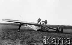 1918-1939, Rzesna, Polska.
Katastrofa samolotu typu Junkers.
Fot. NN, zbiory Ośrodka KARTA, kolekcja Bronisława Voigta udostepniła Alicja Wojciechowska
