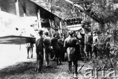 1918-1939, Lwów, Polska.
Mechanicy podczas demontowania silnika samolotu.
Fot. NN, zbiory Ośrodka KARTA, kolekcja Bronisława Voigta udostepniła Alicja Wojciechowska
