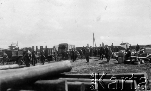 1918-1939, Lwów, Polska.
Załadunek transportu wojskowego.
Fot. NN, zbiory Ośrodka KARTA, kolekcja Bronisława Voigta udostepniła Alicja Wojciechowska
