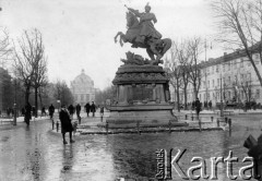 1918-1939, Lwów, Polska.
Pomnik Jana III Sobieskiego, w głębi budynek Teatru Wielkiego.
Fot. NN, zbiory Ośrodka KARTA, kolekcja Bronisława Voigta udostepniła Alicja Wojciechowska
