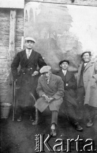 1940, Syktywkar, Komi ASRR, ZSRR.
Polacy zesłani do Komi w 1940 r. 2. z lewej siedzi Maciej Kimont.
Fot. NN, zbiory Ośrodka KARTA, udostępnił Henryk Iwanicki
