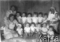 20.05.1941, ZSRR.
Grupa maluchów ze żłobka wraz z opiekunkami.
Fot. NN, zbiory Ośrodka KARTA, udostępniła Anastazja Michałczak