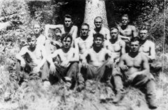 1956, Aksaz, Kiemierowska obł., ZSRR.
Więźniowie obozu nr 2. W drugim rzędzie 2. z prawej siedzi Wiktor Borko, pozostali nie są Polakami. Zdjęcie zrobił kierowca 