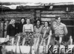 1948, Siewiernoje, Nowosybirska obł., ZSRR.
Grupa zesłańców przed zbudowanym przez siebie domem. 3. z lewej stoi Halina Dąbrowska, pozostali to Rosjanie.
Fot. NN, zbiory Ośrodka KARTA, udostępniła Halina Dąbrowska.


