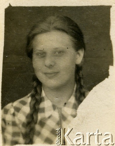 Ok. 1941, Kazachstan, ZSRR.
Czeszka Janina Malińska, przebywała w Kazachstanie, w 1942 wyjechała z rodziną do Czech.
Fot. NN, zbiory Ośrodka KARTA, kolekcja Jany Cerny [AW III/213]