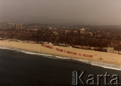 Ok. 1981, prawdopodobnie USA.
Akcja wsparcia Solidarności. Nad plażą rozwieszono banner: 