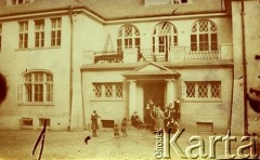 1914, Klarysew k. Konstancina.
Dziewczęta z pensji p. Pawlickiej.
Fot. NN, zbiory Ośrodka KARTA, kolekcja Emilii Kobylańskiej [AW III/620]