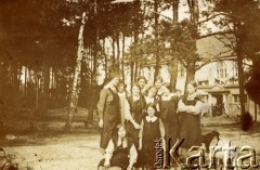 1914, Klarysew k. Konstancina.
Dziewczęta z pensji p. Pawlickiej.
Fot. NN, zbiory Ośrodka KARTA, kolekcja Emilii Kobylańskiej [AW III/620]