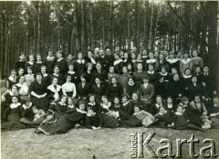 1913-1914, Klarysew k. Konstancina.
Dziewczęta z pensji p. Pawlickiej.
Fot. NN, zbiory Ośrodka KARTA, kolekcja Emilii Kobylańskiej [AW III/620]