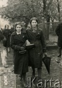 1926, Suwałki, woj. białostockie, Polska.
Uczennice w mudurkach szkolnych. Na odwrocie podpis: 