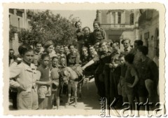 4.05.1946, Lecce, Włochy.
Żołnierze 5 Wileńskiego Pułku Artylerii Lekkiej w czasie kursów maturalnych.
Fot. NN, zbiory Ośrodka KARTA, Pogotowie Archiwalne [PAF_042], przekazał Zbigniew Jackowski