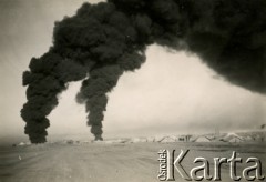 1942, Khanaqin, Irak.
Płonące szyby naftowe, z prawej strony widać obóz 5 Wileńskiego Pułku Artylerii Lekkiej.
Fot. NN, zbiory Ośrodka KARTA, Pogotowie Archiwalne [PAF_042], przekazał Zbigniew Jackowski