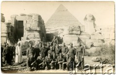 1.02.1944, Kair, Egipt.
Żołnierze 6 baterii 5 Wileńskiego Pułku Artylerii Lekkiej przy piramidzie Cheopsa.
Fot. NN, zbiory Ośrodka KARTA, Pogotowie Archiwalne [PAF_042], przekazał Zbigniew Jackowski