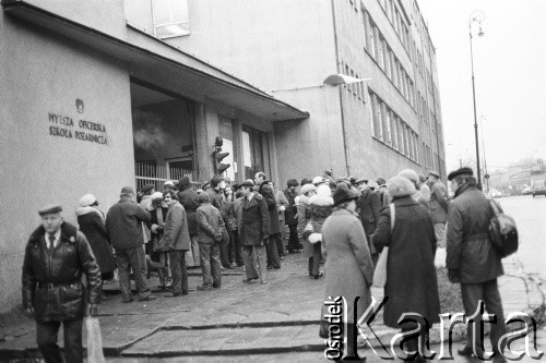 25.09.-2.12.1981, Warszawa, Polska.
Strajk w Wyższej Oficerskiej Szkole Pożarnictwa w Warszawie. Strajkujący walczyli o to, aby WOSP została objęta ustawą o szkolnictwie wyższym. 30 września Rada Ministrów podjęła decyzję o rozwiązaniu uczelni, a 12 grudnia strajk został spacyfikowany. Na zdjęciu: ludzie przed gmachem uczelni.
Fot. NN, zbiory Ośrodka KARTA, przekazali Elżbieta i Jakub Święciccy